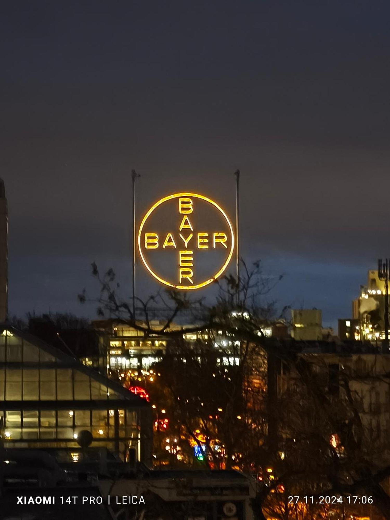 Im Herzen Von Wiesdorf- Blick Auf Das Bayer-Kreuz -Appartement Mit 2 Schlafzimmern-Fuer 3 Personen -Zentral Gelegen - Friedrich Ebert Platz 5A , 4Te Etage - Dachterrasse Und Sauna - Kaution Pflicht - Leverkusen Exterior photo