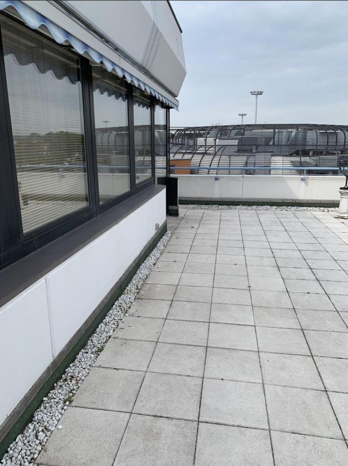 Im Herzen Von Wiesdorf- Blick Auf Das Bayer-Kreuz -Appartement Mit 2 Schlafzimmern-Fuer 3 Personen -Zentral Gelegen - Friedrich Ebert Platz 5A , 4Te Etage - Dachterrasse Und Sauna - Kaution Pflicht - Leverkusen Exterior photo