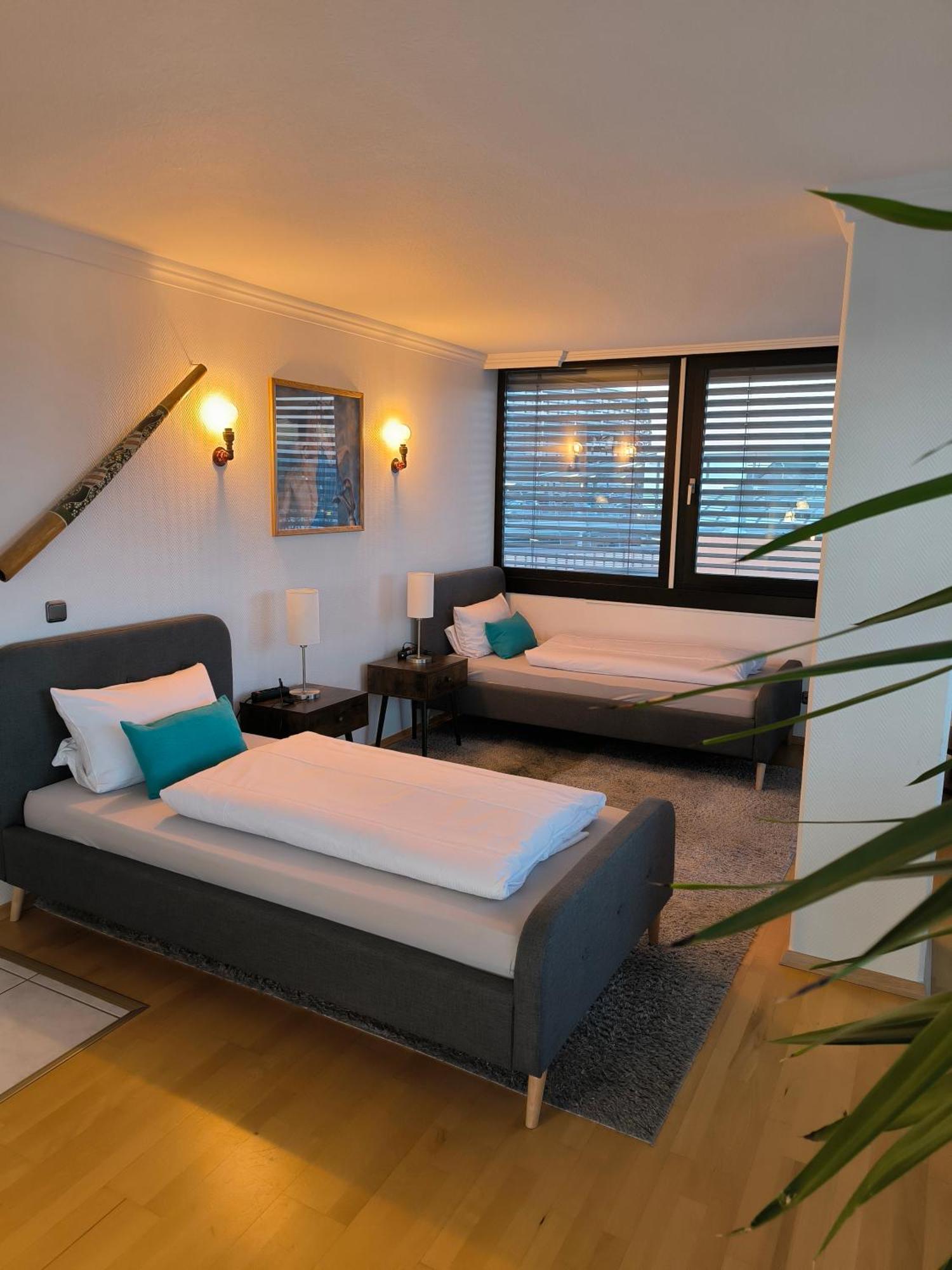 Im Herzen Von Wiesdorf- Blick Auf Das Bayer-Kreuz -Appartement Mit 2 Schlafzimmern-Fuer 3 Personen -Zentral Gelegen - Friedrich Ebert Platz 5A , 4Te Etage - Dachterrasse Und Sauna - Kaution Pflicht - Leverkusen Exterior photo
