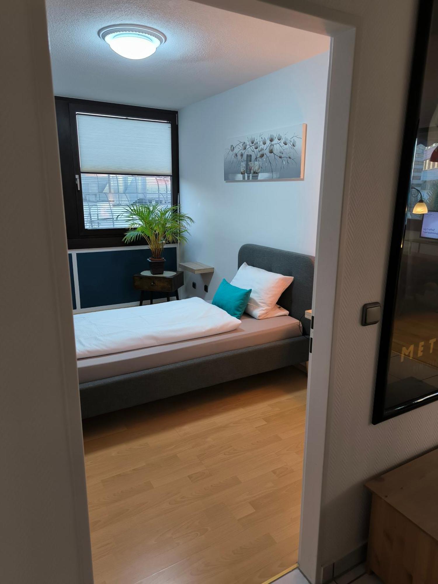 Im Herzen Von Wiesdorf- Blick Auf Das Bayer-Kreuz -Appartement Mit 2 Schlafzimmern-Fuer 3 Personen -Zentral Gelegen - Friedrich Ebert Platz 5A , 4Te Etage - Dachterrasse Und Sauna - Kaution Pflicht - Leverkusen Exterior photo