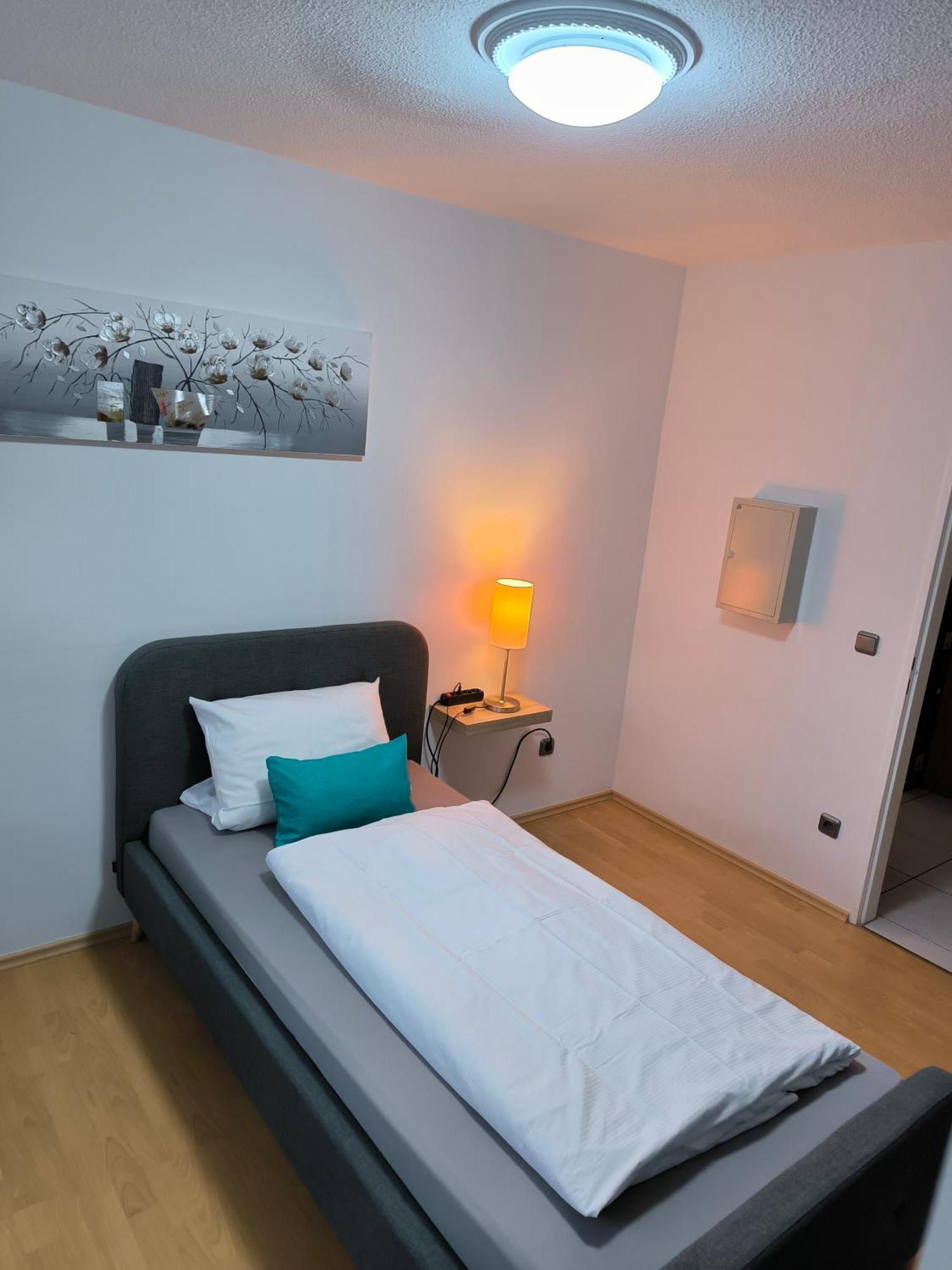Im Herzen Von Wiesdorf- Blick Auf Das Bayer-Kreuz -Appartement Mit 2 Schlafzimmern-Fuer 3 Personen -Zentral Gelegen - Friedrich Ebert Platz 5A , 4Te Etage - Dachterrasse Und Sauna - Kaution Pflicht - Leverkusen Exterior photo