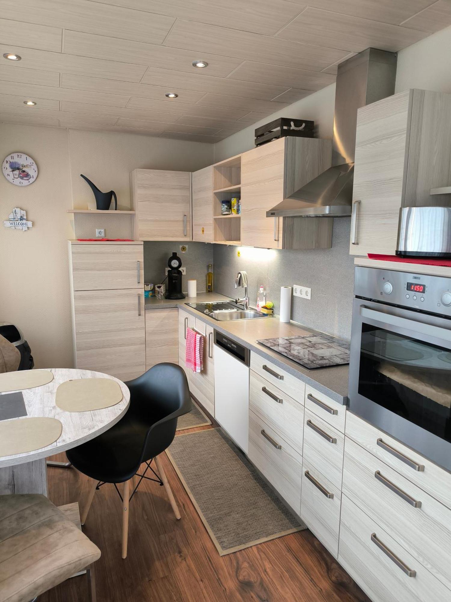 Im Herzen Von Wiesdorf- Blick Auf Das Bayer-Kreuz -Appartement Mit 2 Schlafzimmern-Fuer 3 Personen -Zentral Gelegen - Friedrich Ebert Platz 5A , 4Te Etage - Dachterrasse Und Sauna - Kaution Pflicht - Leverkusen Exterior photo