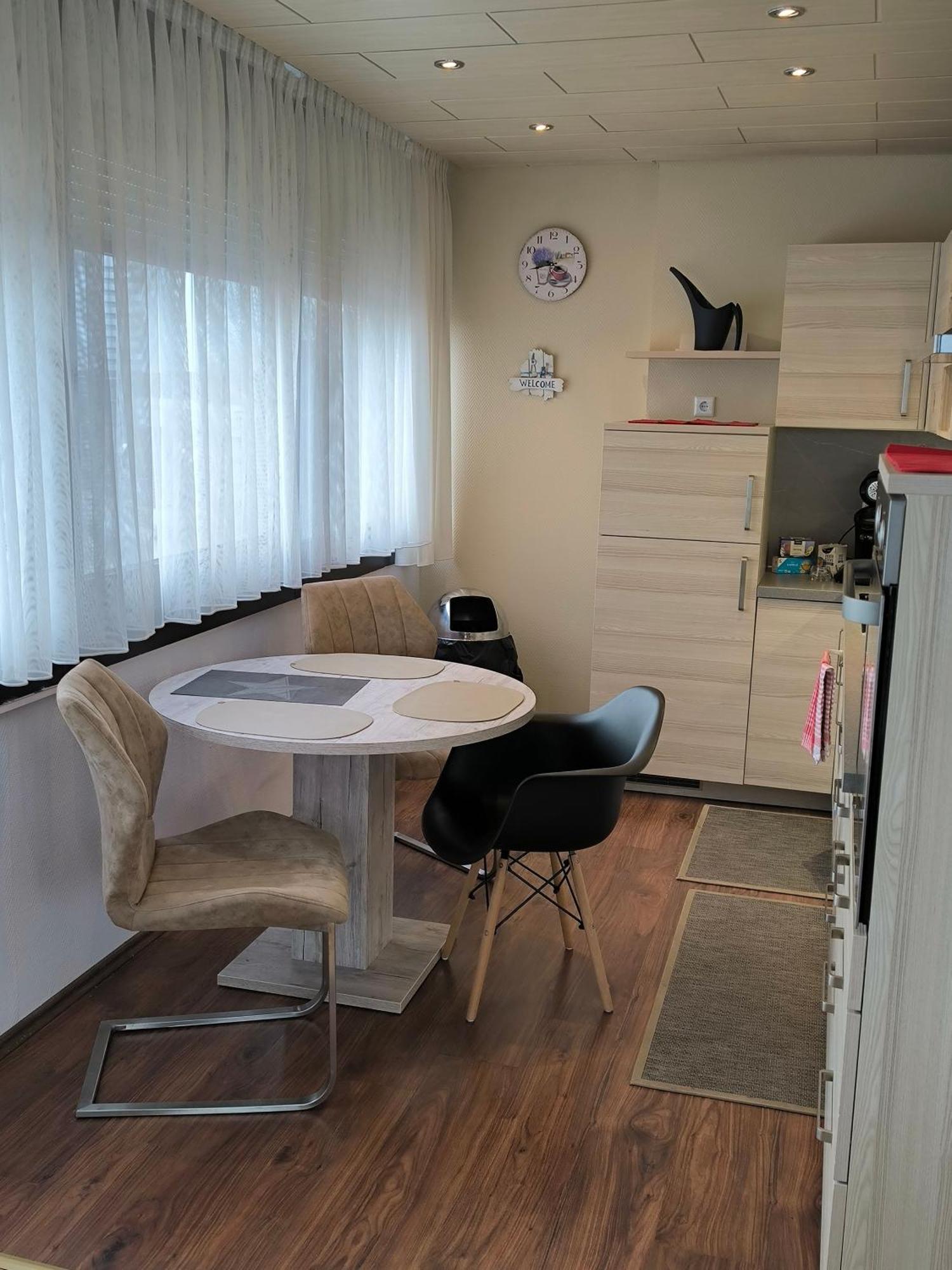 Im Herzen Von Wiesdorf- Blick Auf Das Bayer-Kreuz -Appartement Mit 2 Schlafzimmern-Fuer 3 Personen -Zentral Gelegen - Friedrich Ebert Platz 5A , 4Te Etage - Dachterrasse Und Sauna - Kaution Pflicht - Leverkusen Exterior photo