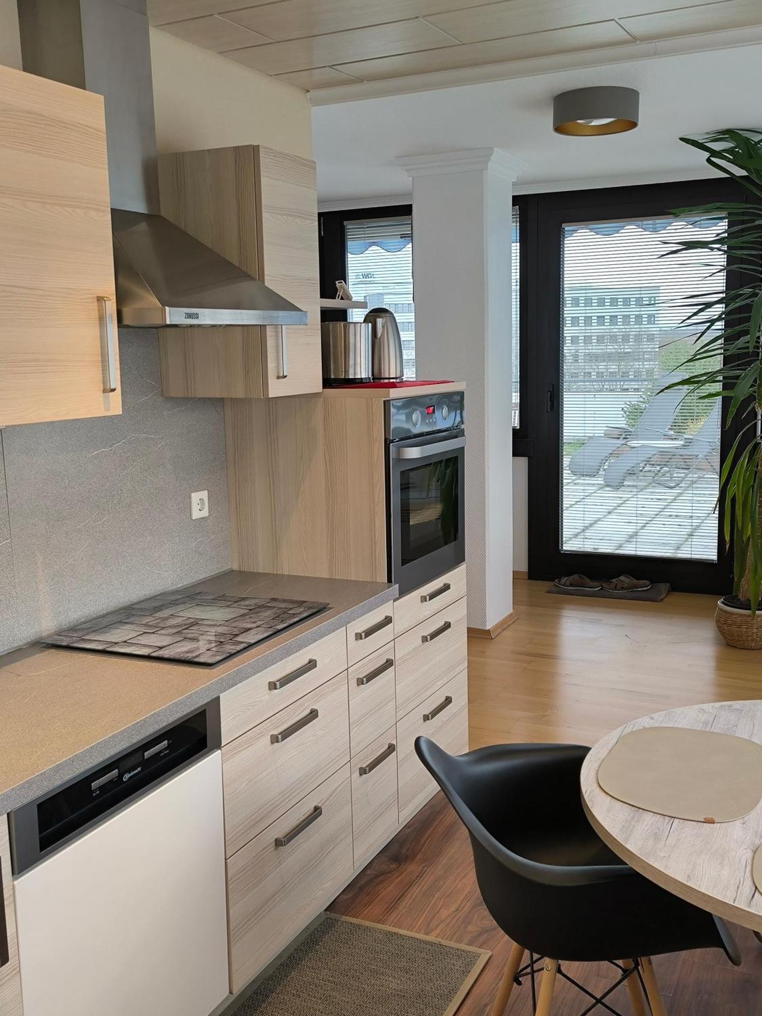 Im Herzen Von Wiesdorf- Blick Auf Das Bayer-Kreuz -Appartement Mit 2 Schlafzimmern-Fuer 3 Personen -Zentral Gelegen - Friedrich Ebert Platz 5A , 4Te Etage - Dachterrasse Und Sauna - Kaution Pflicht - Leverkusen Exterior photo
